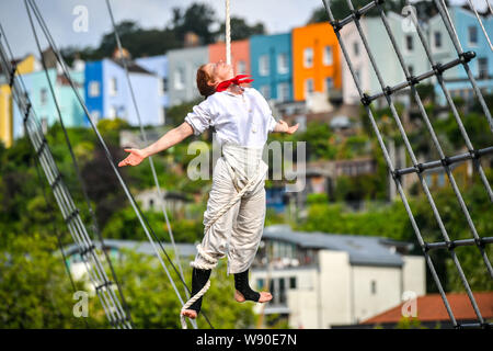 Artiste aérienne Lyn Routledge répète haut dans le gréement à bord de SS Great Britain, Londres, avant d'ouvrir au public, où elle et d'autres artistes de se raconter des histoires du gréement de voyages à bord du premier grand paquebot transatlantique et le premier fer à repasser à vapeur pour traverser l'Atlantique en 1845. Banque D'Images