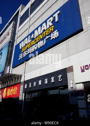 --FILE--Vue d'un supermarché de Walmart à Qiqihar city, au nord-est de la province de la Chine, 16 novembre 2014. Wal-Mart Stores Inc hier ( Banque D'Images