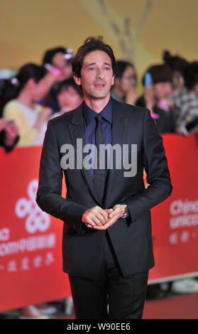 L'acteur américain Adrien Brody arrive sur le tapis rouge pour la cérémonie de clôture de la 4e Beijing International Film Awards à Beijing, Chine, 23 Apri Banque D'Images