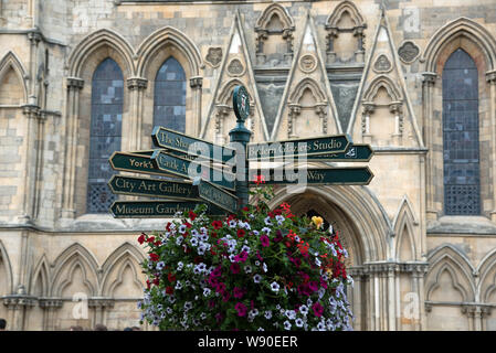 Panneau touristique avec affichage floral coloré et York Minster dans l'arrière-plan, la cathédrale de York North York Piazza, Yorkshire, Royaume-Uni, UK Banque D'Images