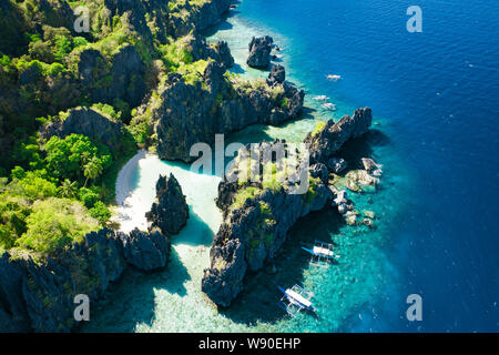 Vue aérienne de la plage cachée à El Nido, Palawan, Philippines Banque D'Images