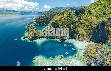 Vue aérienne de beaux lagons et falaises calcaires de Coron, Palawan, Philippines Banque D'Images