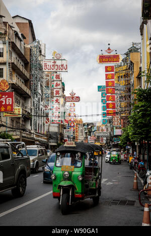 Traffic fait son chemin vers le bas Yaowarat Road cours des panneaux pour restaurants et hôtels dans Chinatown, Bangkok. Banque D'Images