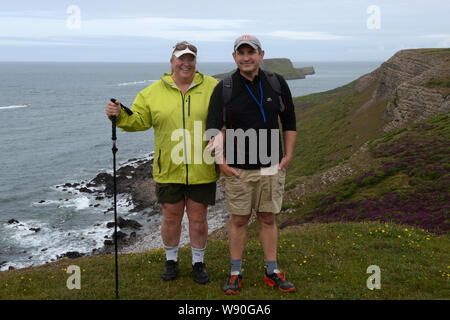 Les marcheurs pause pour une photo sur la falaise chemin de Rhossili et Worms Head Banque D'Images