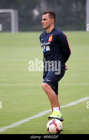 La star du football italien Fabio Cannavaro, le nouvel entraîneur en chef de la Chine Guangzhou Evergrande Football Club, prend part à une session de formation à Guangzhou Banque D'Images