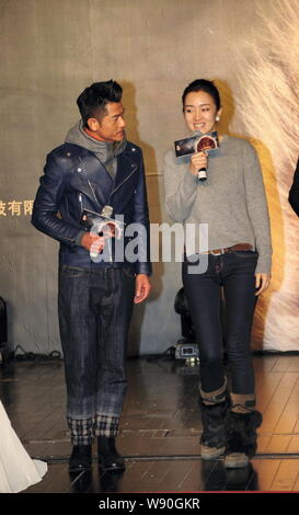 L'actrice chinoise Gong Li, droite, et Hong Kong, chanteur et acteur Aaron Kwok assister à une conférence de presse pour commencer le tournage de son nouveau film 'Le Monke Banque D'Images