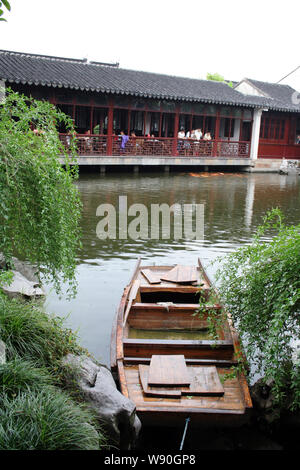 Les touristes visitent le jardin de culture, ou jardin Yipu, des Jardins classiques de Suzhou à Suzhou City, province de Jiangsu, Chine de l'Est, 16 juillet 2006. Banque D'Images