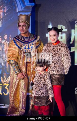 L'actrice canadienne Christy Chung, le dos droit, pose avec sa fille Cayla, avant, au cours d'une première pour le film 'La Nuit au musée : Secret de la Banque D'Images