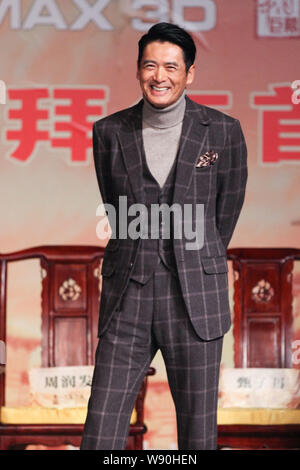 --FILE--Hong Kong l'acteur Chow Yun Fat rire lors de la première de son nouveau film, le Roi Singe, à Beijing, Chine, 19 janvier 2014. Internationa Banque D'Images