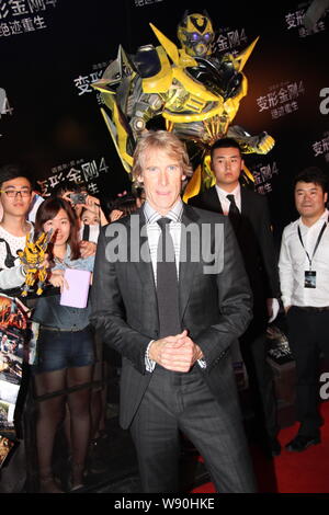 Réalisateur Michael Bay, avant, pose sur le tapis rouge pour la première mondiale de Beijing son nouveau film, Transformers : l'âge d'extinction, à Beijing, Banque D'Images