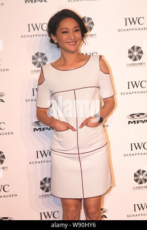 L'actrice chinoise Zhou Xun pose comme elle arrive à la soirée de cinéma par montres IWC à Beijing, Chine, 20 avril 2014. Banque D'Images