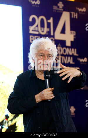 Réalisateur Jean-Jacques Annaud parle lors d'une conférence de presse pour son nouveau film, Wolf Totem, au cours de la 4e Beijing International Film Festiva Banque D'Images