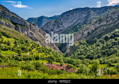 Village de Viego, Calmayor crag, Desfiladero de Los Beyos Beyos (défilé) derrière, contreforts de Picos de Europa, Parc Naturel de Ponga, Asturias, Espagne Banque D'Images