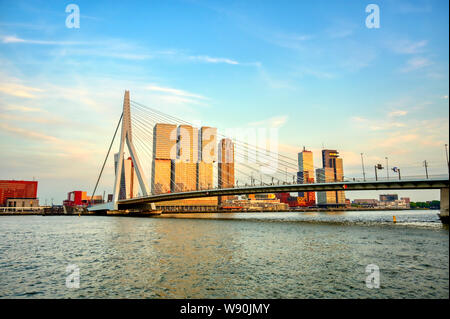 Une vue de l'Erasmusbrug (Erasmus Bridge) qui relie le nord et sud de Rotterdam, aux Pays-Bas. Banque D'Images