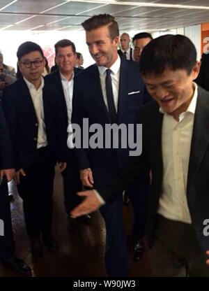 Jack Ma Yun, droite, Président du Groupe d''Alibaba, se félicite de la star du football anglais David Beckham, deuxième à droite, au siège de l'e-commerce chinois g Banque D'Images