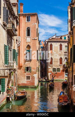 Tourisme à Venise. Gondoles de la ville de canaux intérieurs Banque D'Images