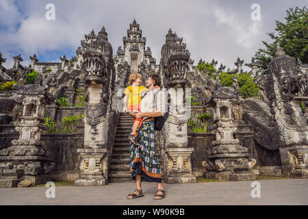 Père et fils les touristes en arrière-plan de trois échelles de pierre dans le magnifique temple de Lempuyang Luhur Pura. Paduraksa marquage portails entrée de milieu Banque D'Images