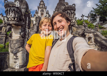 Père et fils les touristes en arrière-plan de trois échelles de pierre dans le magnifique temple de Lempuyang Luhur Pura. Paduraksa marquage portails entrée de milieu Banque D'Images