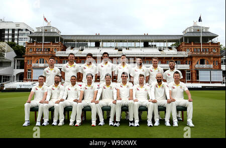 L'Australie (rangée arrière de gauche à droite) Cameron Bancroft, Josh Hazlewood, Mitchell Marsh, Mitchell Starc, James Pattinson, Michael Neser, Marnus Labuschagne, David Warner, (première rangée de gauche à droite) Marcus Harris, Matthew Wade, Usman Khawaja, Travis, chef Tim Paine, Pat Cummins, Steve Smith, Nathan et Peter Lyon Siddle posent pour une photo de groupe lors d'une session à filets, du seigneur de Londres. Banque D'Images