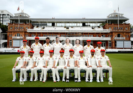 L'Australie (rangée arrière de gauche à droite) Cameron Bancroft, Josh Hazlewood, Mitchell Marsh, Mitchell Starc, James Pattinson, Michael Neser, Marnus Labuschagne, David Warner, (première rangée de gauche à droite) Marcus Harris, Matthew Wade, Usman Khawaja, Travis, chef Tim Paine, Pat Cummins, Steve Smith, Nathan et Peter Lyon Siddle posent pour une photo de groupe certains portant des bonnets rouges, qui sera porté à deux jours du second test de l'aide de la Ruth Strauss Foundation, au cours d'une session à filets, du seigneur de Londres. Banque D'Images