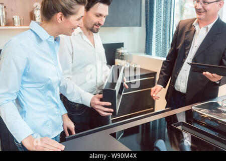 Couple checking out nouvelle cuisine dans le magasin Banque D'Images