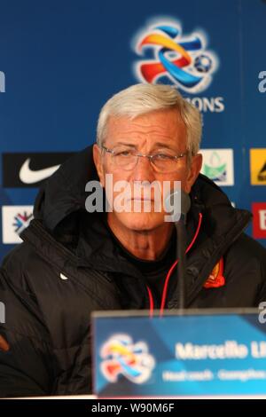 Entraîneur de football italien Marcello Lippi de Chines Guangzhou Evergrande FC est photographié au cours d'une conférence de presse pour la Ligue des Champions en 2014 Yokoh Banque D'Images