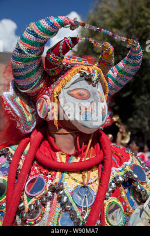 Reveler en costume et masque à Humahuaca carnival à Jujuy province dans la région des Andes de l'Argentine, l'Amérique du Sud Banque D'Images