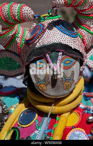 Reveler en costume et masque à Humahuaca carnival à Jujuy province dans la région des Andes de l'Argentine, l'Amérique du Sud Banque D'Images