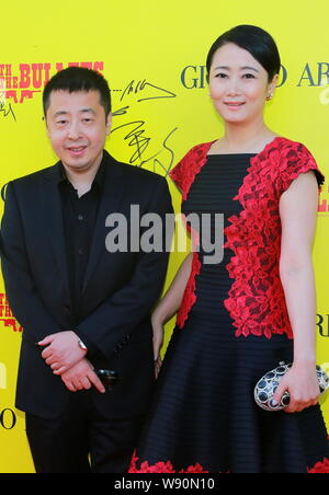 Réalisateur chinois Jia Zhangke, gauche, et son épouse l'actrice Zhao Tao posent lors d'une conférence de presse pour le réalisateur chinois Jiang Wens nouveau film, autant en emporte le Banque D'Images