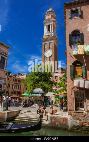 Tourisme à Venise. Église des saints apôtres du Christ avec les touristes et gondola Banque D'Images