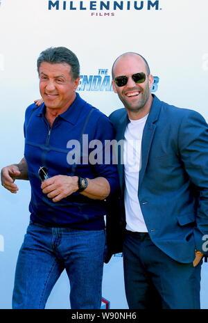 Acteur et réalisateur Sylvester Stallone, à gauche, et l'acteur britannique Jason Statham posent à un photocall pour leur film, The Expendables 3, pendant t Banque D'Images