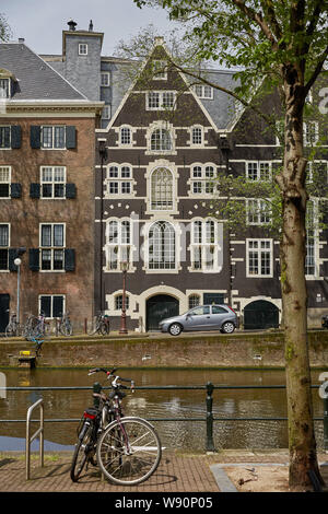 AMSTERDAM, Pays-Bas - 21 septembre 2017 : Amsterdam canal avec des maisons typiquement néerlandais et péniches au matin en Hollande, aux Pays-Bas. Banque D'Images