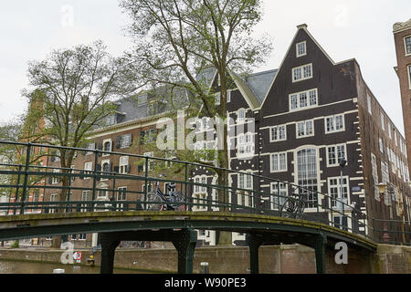AMSTERDAM, Pays-Bas - 21 septembre 2017 : Un des nombreux ponts sur un canal à Amsterdam aux Pays-Bas. Banque D'Images