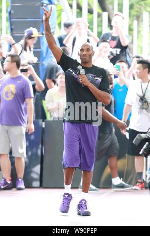 NBA superstar Kobe Bryant, à l'avant, les vagues aux fans lors d'une réunion du ventilateur au cours de sa visite en Chine à Shanghai, Chine, le 2 août 2014. Banque D'Images