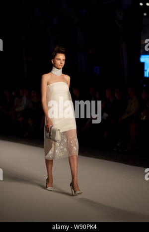 Un modèle affiche une nouvelle création à l'Aigner de mode pendant la Fashion Week de Milan Printemps-été 2015 à Milan, Italie, 19 septembre 2014. Banque D'Images