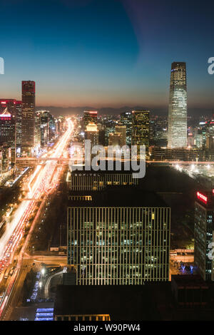 Vue de la nuit de gratte-ciels et des immeubles de grande hauteur le long de l'Avenue Chang'an, au centre-ville, à la veille de Noël à Beijing, Chine, 24 Décembre 2014 Banque D'Images