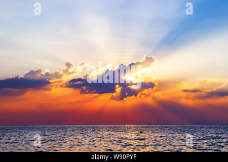 Magnifique coucher de soleil au-dessus de la mer reflétée sur l'eau de surface crépuscule colorés. Banque D'Images