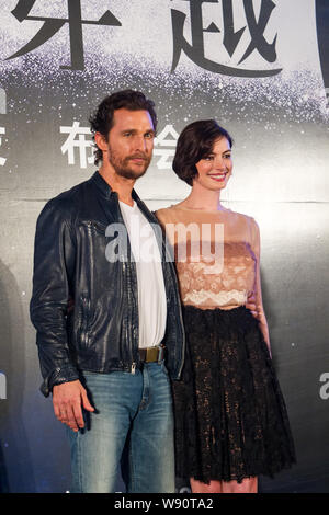 L'acteur américain Matthew McConaughey, gauche, et l'actrice Anne Hathaway posent lors d'une conférence de presse pour son nouveau film 'Interstellar" à Shanghai, Chi Banque D'Images