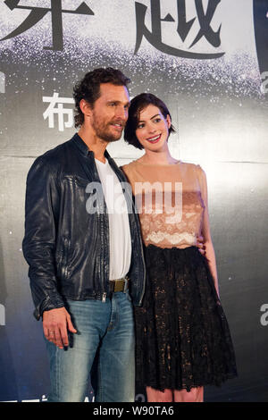 L'acteur américain Matthew McConaughey, gauche, et l'actrice Anne Hathaway posent lors d'une conférence de presse pour son nouveau film 'Interstellar" à Shanghai, Chi Banque D'Images