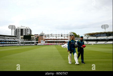 L'Usman Khawaja (à gauche) et entraîneur-chef Justin Langer (à droite) lors d'une session à filets, du seigneur de Londres. Banque D'Images