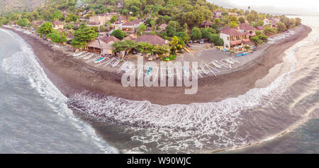 Vue aérienne de la plage d'Amed à Bali, Indonésie. Bateaux de pêche traditionnelles appelées jukung sur la plage de sable noir et le Mont Agung volcan de la Banque D'Images