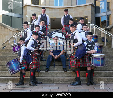 Glasgow, Royaume-Uni. Août 12, 2019. Glasgow international piping festival a fêté aujourd'hui avec une performance spéciale de l'incendie et de sauvetage écossais juvénile Novice Pipe Band. Maintenant dans sa 16e année, le vivre, est le plus grand festival du genre à attirer 40 000 fans de musique, les familles et les fans de partout dans le monde à regarder plus de 5 000 Pipers effectuer à 150 événements dans toute la ville. Image de RODDY MACLEOD, Directeur du Festival avec la bande. Credit : Findlay/Alamy Live News Banque D'Images