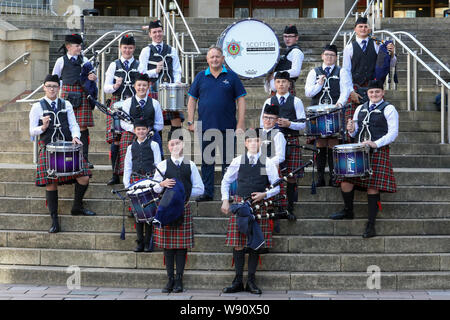 Glasgow, Royaume-Uni. Août 12, 2019. Glasgow international piping festival a fêté aujourd'hui avec une performance spéciale de l'incendie et de sauvetage écossais juvénile Novice Pipe Band. Maintenant dans sa 16e année, le vivre, est le plus grand festival du genre à attirer 40 000 fans de musique, les familles et les fans de partout dans le monde à regarder plus de 5 000 Pipers effectuer à 150 événements dans toute la ville. Image de RODDY MACLEOD, Directeur du Festival avec la bande. Credit : Findlay/Alamy Live News Banque D'Images