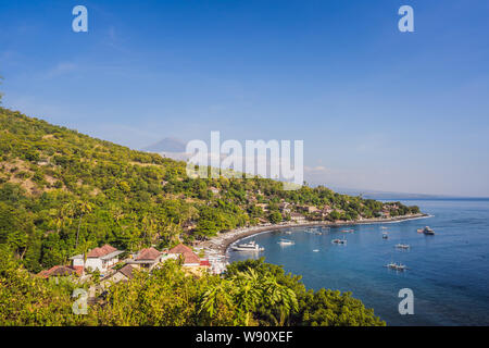 Vue aérienne de la plage d'Amed à Bali, Indonésie. Bateaux de pêche traditionnelles appelées jukung sur la plage de sable noir et le Mont Agung volcan de la Banque D'Images