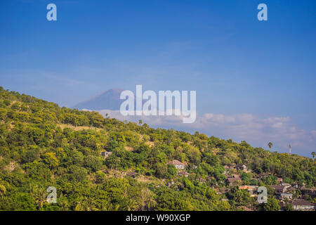 Vue aérienne de la plage d'Amed à Bali, Indonésie. Bateaux de pêche traditionnelles appelées jukung sur la plage de sable noir et le Mont Agung volcan de la Banque D'Images