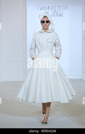 Un modèle affiche une nouvelle création à l'Giambattista Valli Haute Couture fashion show au cours de la Shanghai Fashion Week Spring/Summer 2015 à Shanghai, Banque D'Images