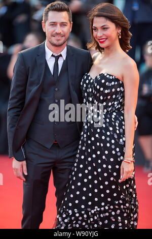 L'actrice israélienne Moran Atias, droit, pose sur le tapis rouge pour la cérémonie de clôture du 71e Festival International du Film de Venise à Venise, Italie, Banque D'Images