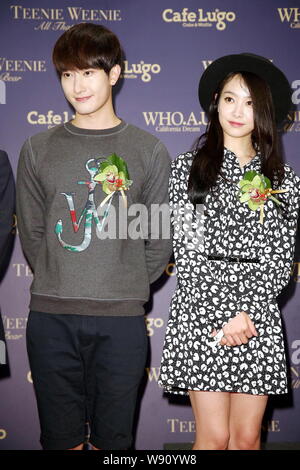 Zhou Mi du groupe sud-coréen Super Junior garçon-M, à gauche, et Victoria Song Qian sud-coréen de pop girl du groupe f(x) posent au cours d'une inauguration de l'ensemble d'e Banque D'Images