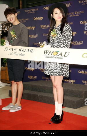 Zhou Mi du groupe sud-coréen Super Junior garçon-M, à gauche, et Victoria Song Qian sud-coréen de pop girl du groupe f(x) ont coupé le ruban lors d'une ouverture ev Banque D'Images