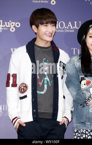 Zhou Mi du groupe sud-coréen Super Junior garçon-M, à gauche, et Victoria Song Qian sud-coréen de pop girl du groupe f(x) posent au cours d'une inauguration de l'ensemble d'e Banque D'Images
